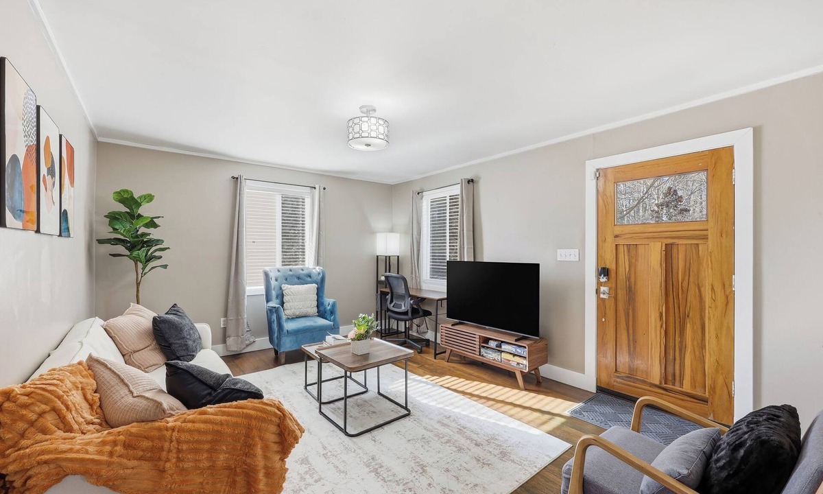 East Raleigh House | Charming Raleigh Retro House: King Bed, Pet Friendly, Near Downtown & WakeMed