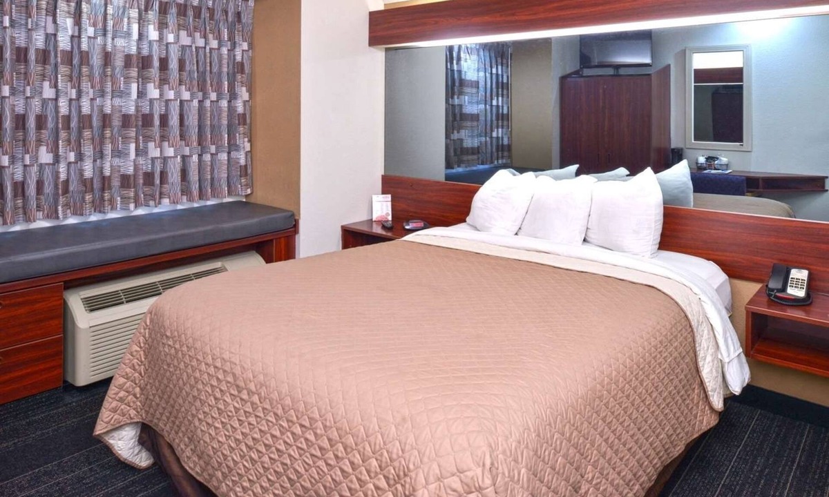 Maryville Hotel | Charming Room with Complimentary Breakfast – Perfect for Restful Stays