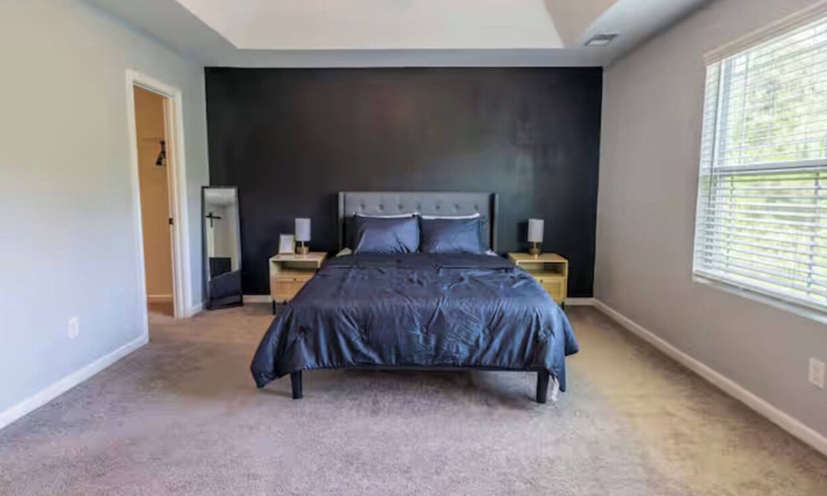 Huntcliff House | Charming Spacious 4-Bedroom Home, Fenced Backyard In Quiet Columbia Neighborhood