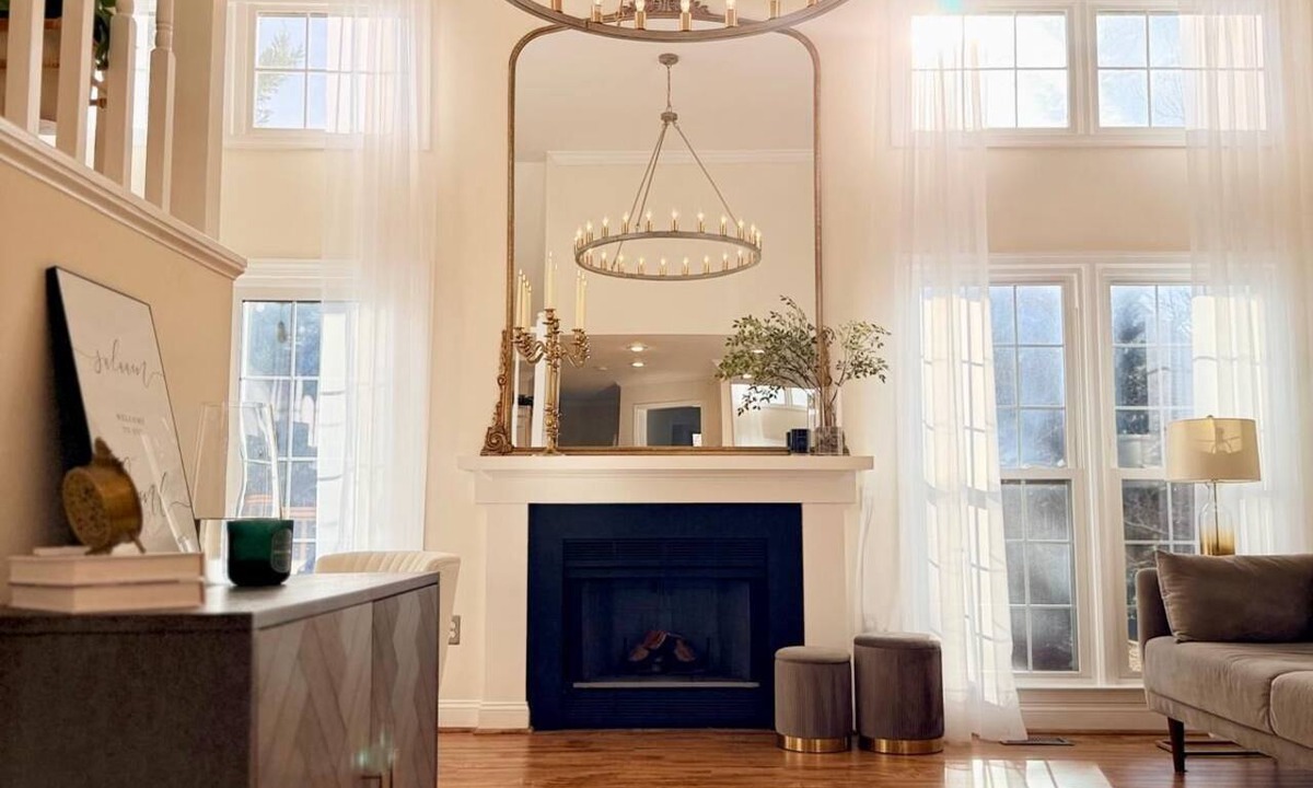 Sterling House | Chateau Lumière. Modern Townhome. 15 Mins to IAD