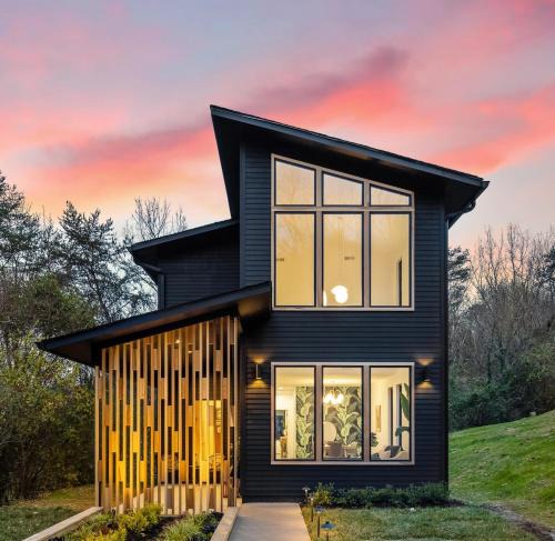 Stuart Heights - Rivermont Villa | Chattanooga Modern Luxury that Sleeps 10 with 2 King Beds