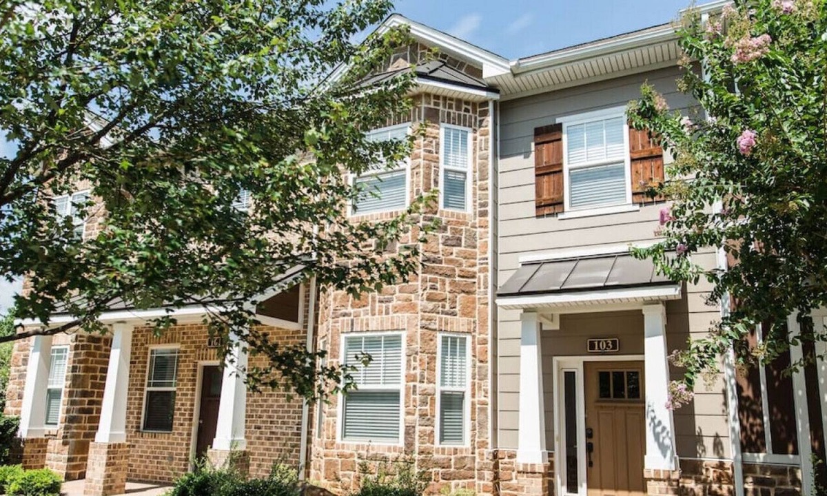 Cornerstone House | Cheerful 3 bedroom house with parking on site