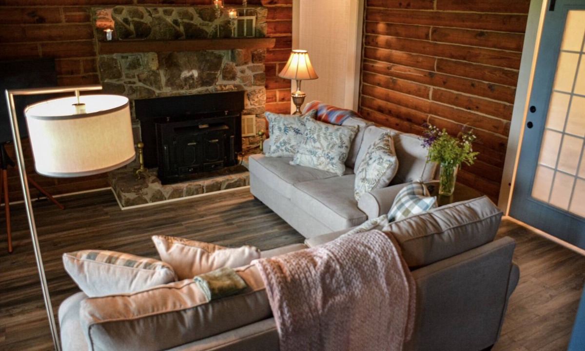 Unionville Cabin | Cheerful Cozy Retreat - 3 BR - Newly Renovated