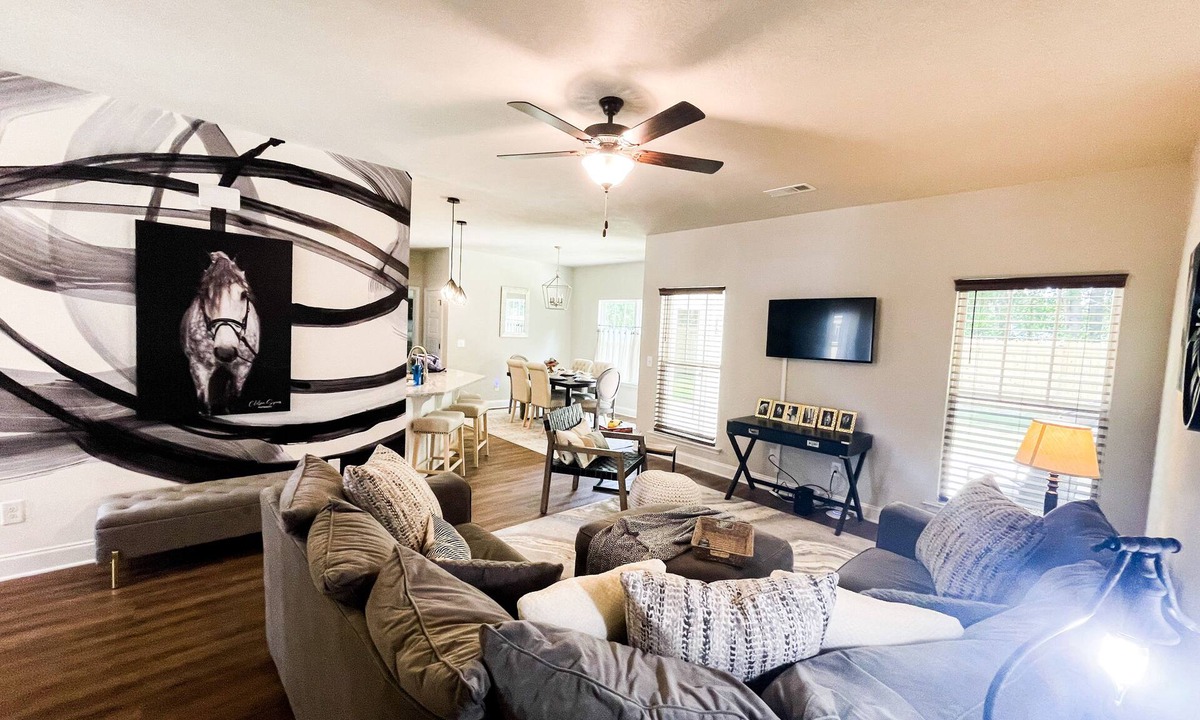 Aiken House | Cheerful spacious home-5 min to Bruce's Field/Downtown