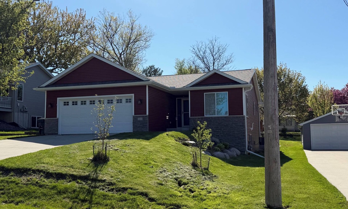 Rochester House | CherryWood Home-2 miles from Downtown & Mayo Clinic