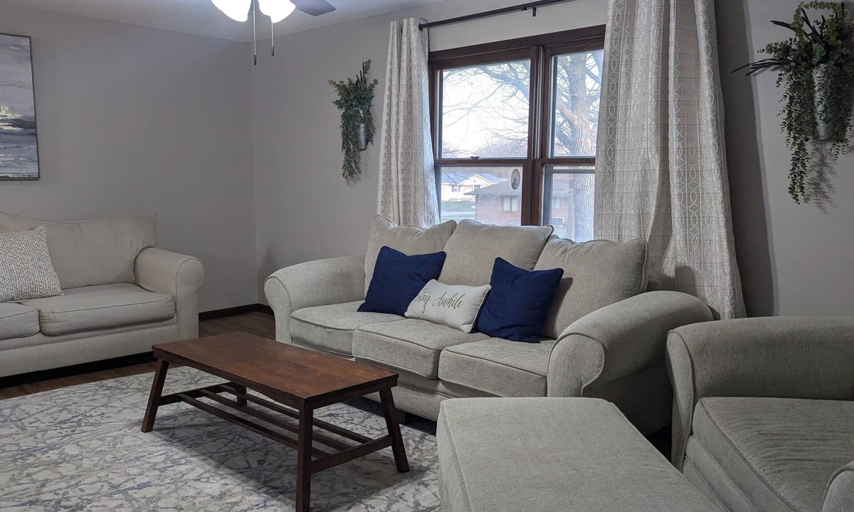 Kirksville House | Chessmen's Corner - Pool Table and Trailer Parking