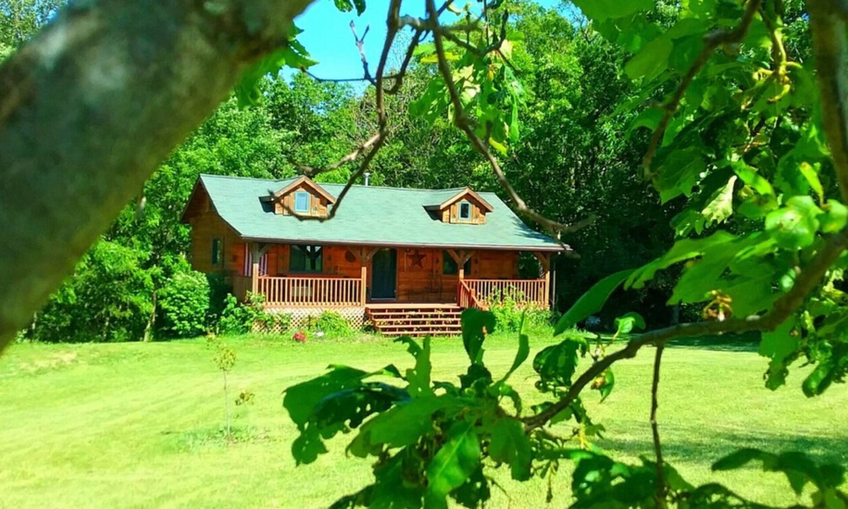 Waterville Cabin | Chestnut. 3 bedroom, 2 bath Log Cabin with outdoor hot tub jacuzzi.sleeps 10
