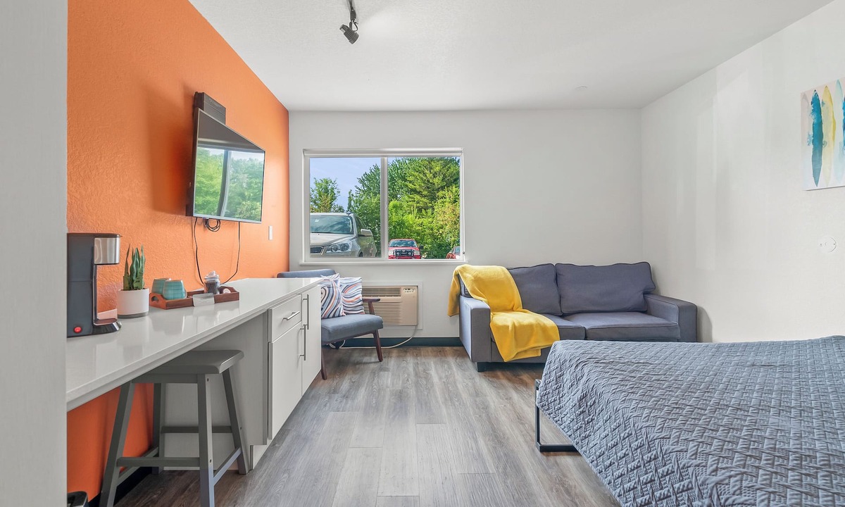 Cedar Falls Apartment | Chic 1-bedroom Micro Studio Apartment