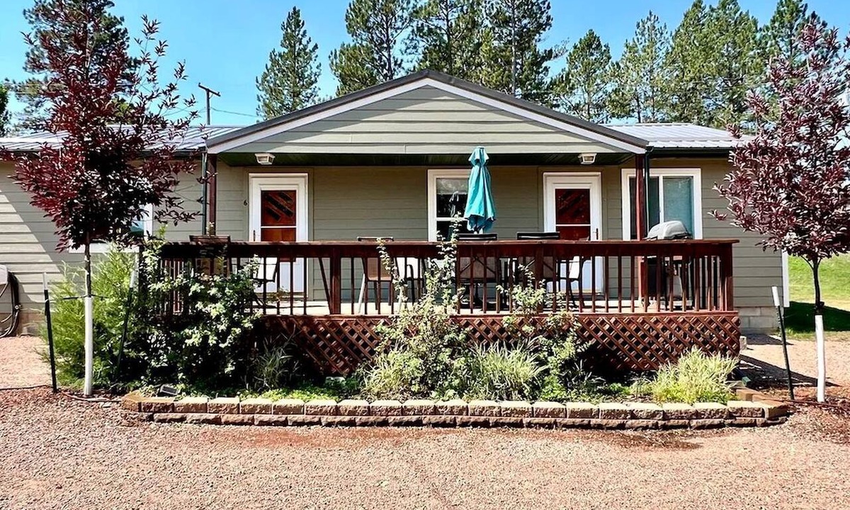 Hot Springs Cabin | Chic Cabin with Lake Views from the Deck in South Dakota