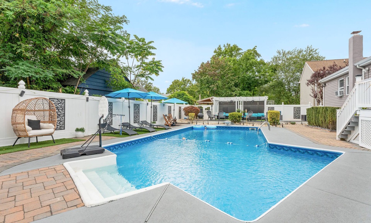 Neptune City House | Chic & Elegant Retreat With Pool And FREE Parking Sleeps 16 Guests
