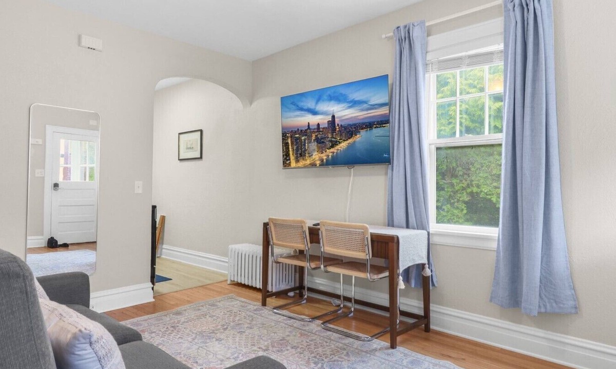 Lake Forest Apartment | Chic Lake Forest Studio Getaway, Walk to Downtown!
