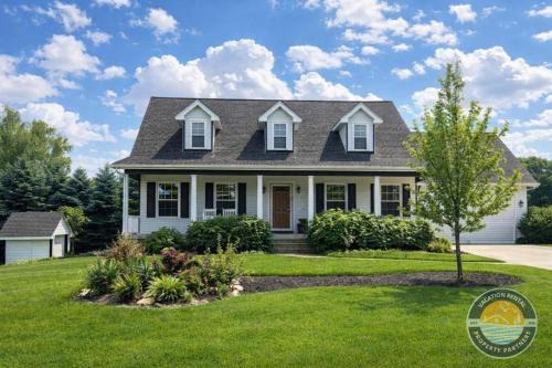 Zenda House | Chic Lake Geneva Retreat Spring & Summer Getaway Near Lake & Golf