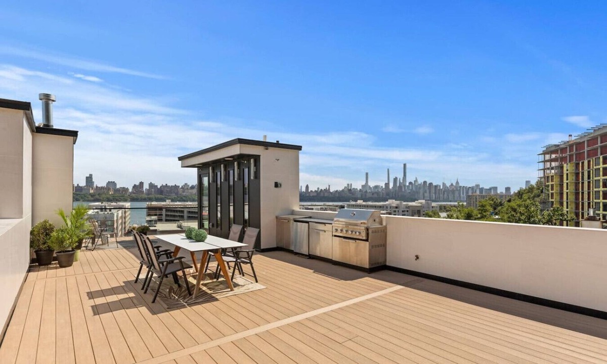 Hopelawn Apartment | Chic Luxury: 4BR Townhome + Den + NYC Views