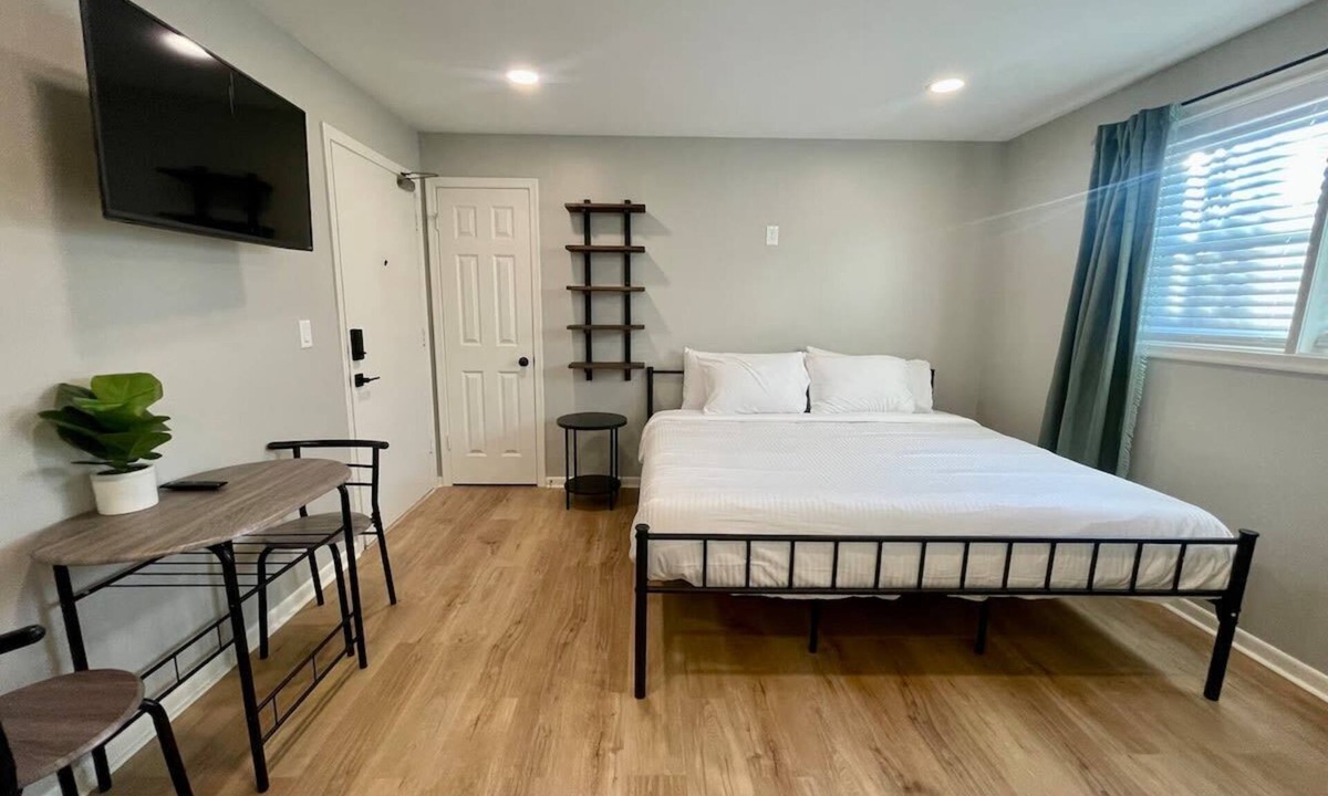 Joslyn Castle Apartment | Chic Pet-Friendly Apartment Near Blackstone & UNMC