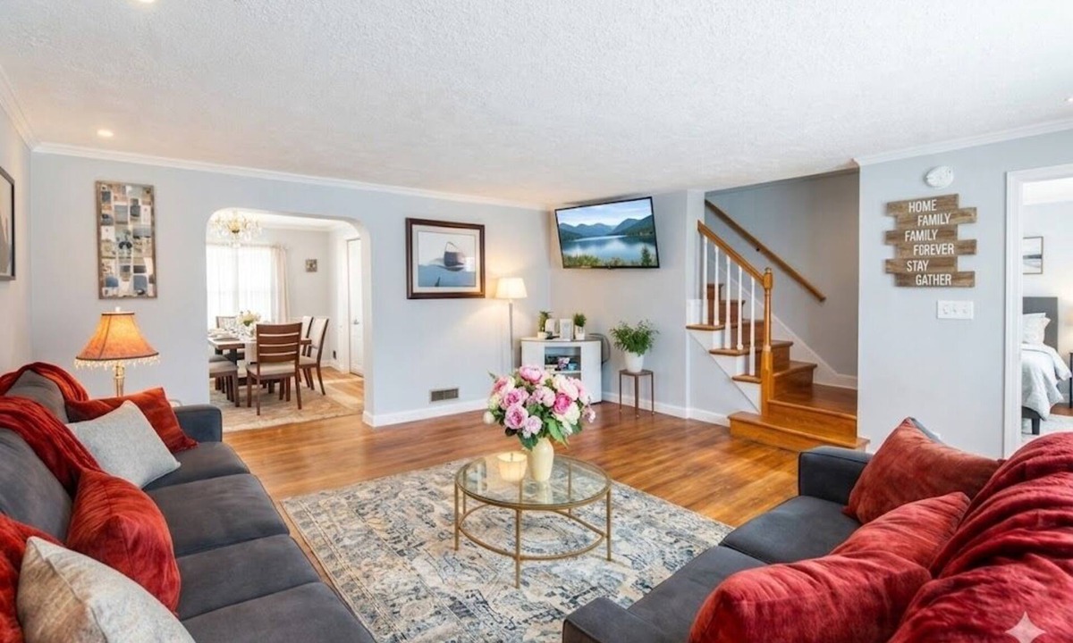 Towson House | Chic Towson Townhome: 3BR, Bonus Suite, Deck, Free Parking - 15 Min to Baltimore