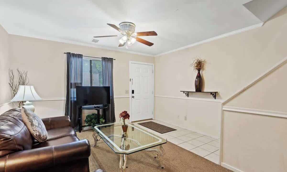 Seven Oaks Condo | City Access Retreat with Wi-Fi & 2 TVs