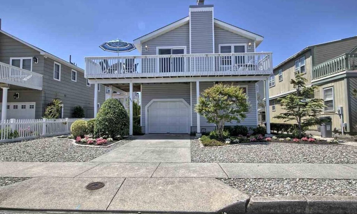 Avalon House | Classic Avalon upside-down style house with a ocean view just 4 houses from the beach. Sleeps up to 10