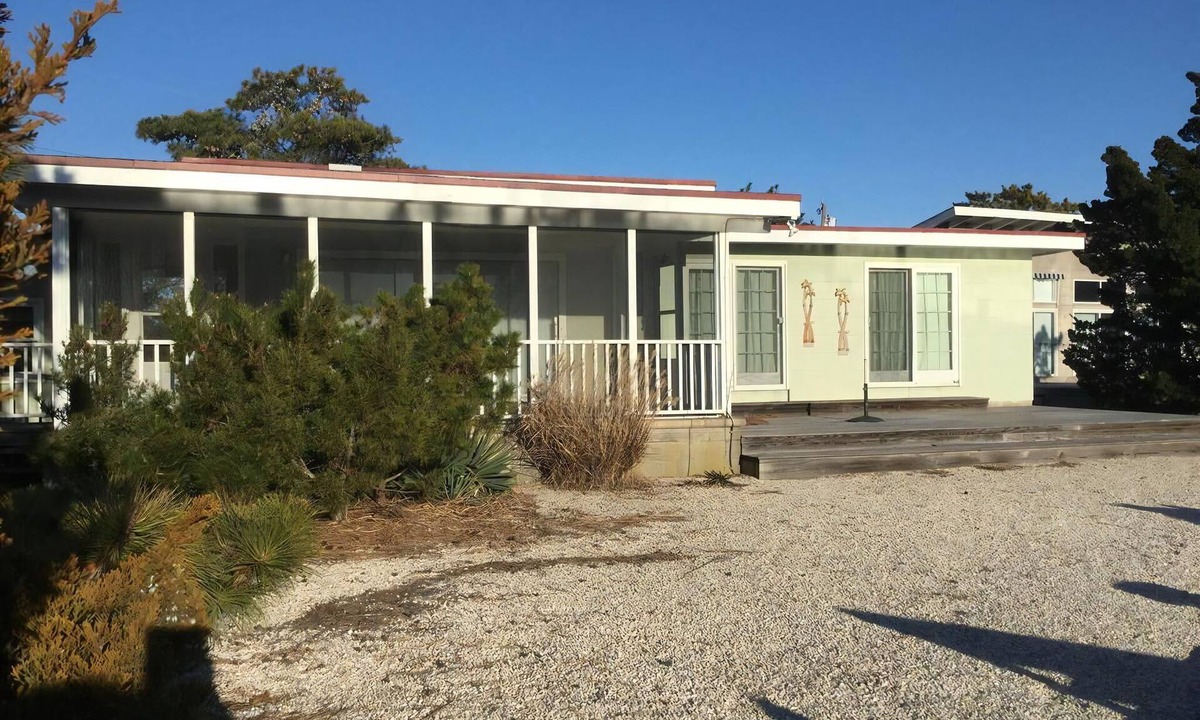 Loveladies House | CLASSIC LAGOON FRONT HOME