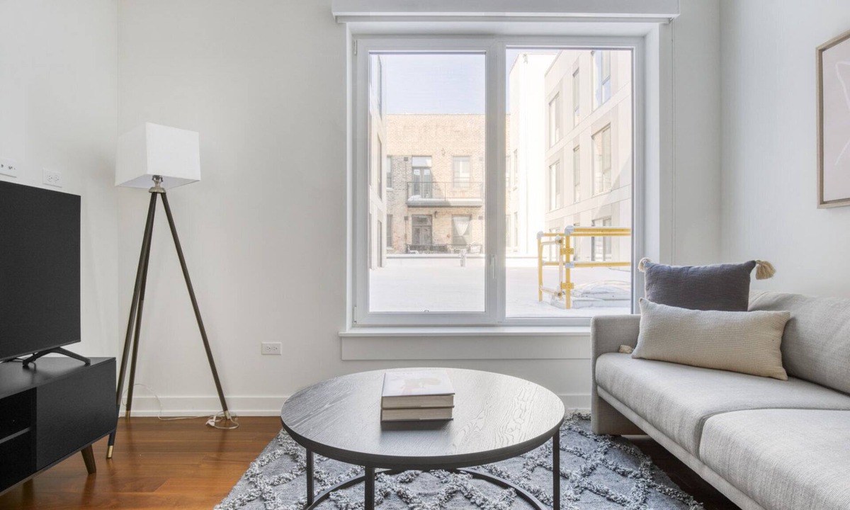 Uptown Apartment | Classic Uptown Studio w/ Roof & W/D, near Red Line, by Blueground