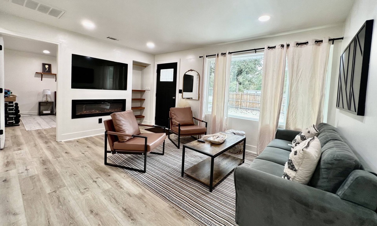 Sumter House | Clean & Comfortable 3 BD 1.5BA Pool Table+Gym