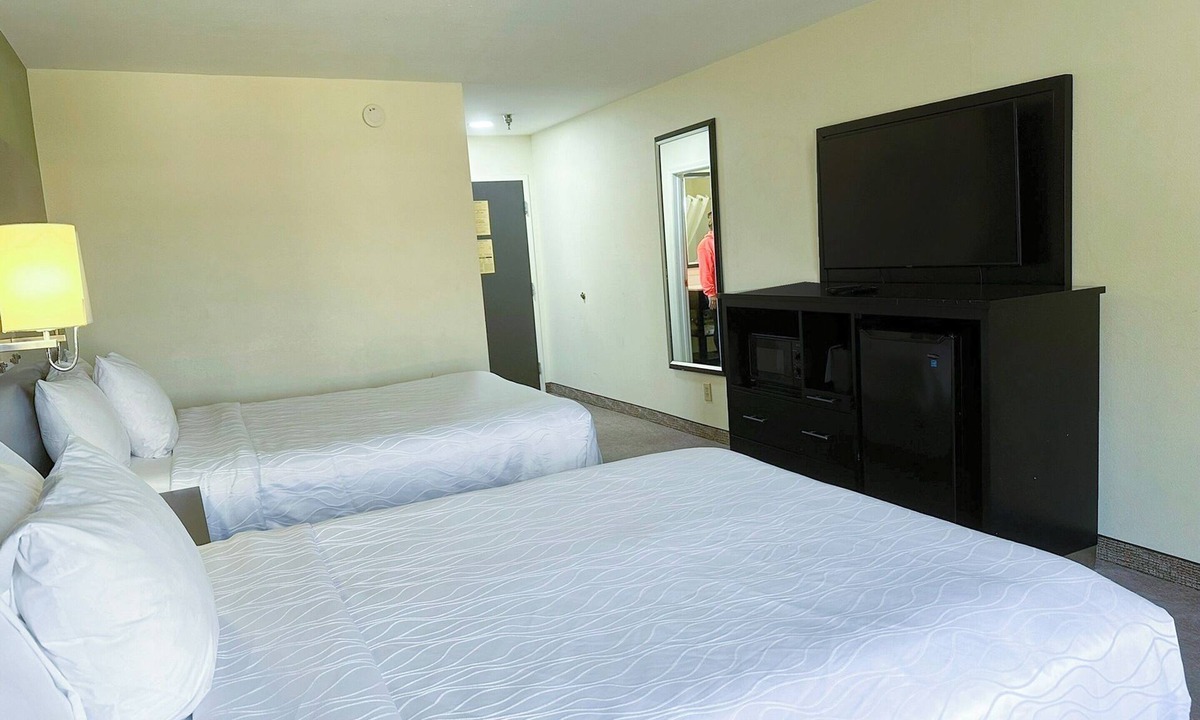 Mount Berry Hotel | Clean Double Queen Room | 3 Rooms | Fun Stay Close to Berry College
