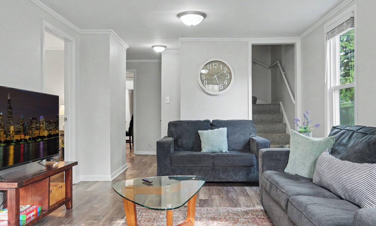 Libertyville House | Clean Freshly Remodeled 4 Bedroom House