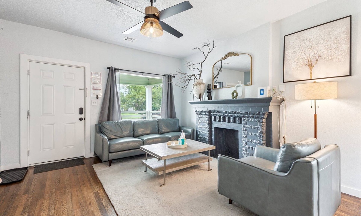 Miller House | Clean, minimalist 2BR near the Fair Park — guests extend month to month #09