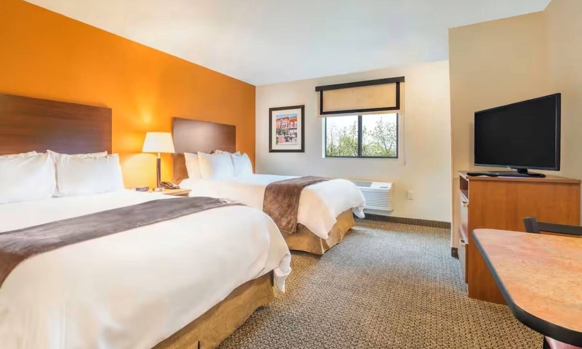 Overland Park Hotel | Clean Modern Hotel for Extended Visits in Overland Park