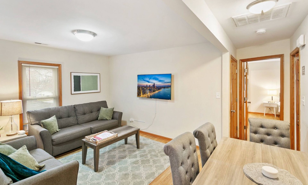 Libertyville Apartment | Clean Newly remodeled 2 bedroom apartment