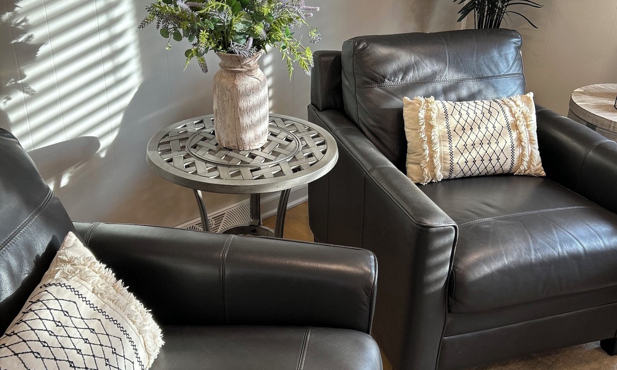 Atchison House | Clean, safe family-friendly home near Benedictine College.