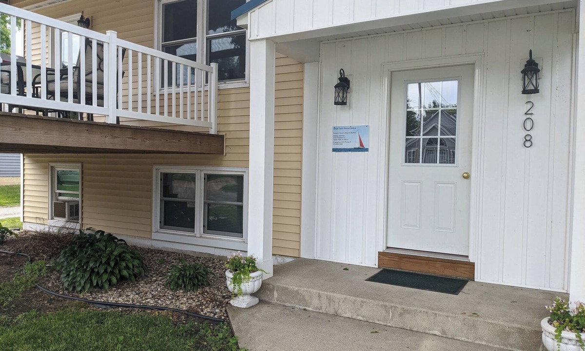 Clear Lake Apartment | Close to downtown 2-bedroom apartment with private porch in Clear Lake