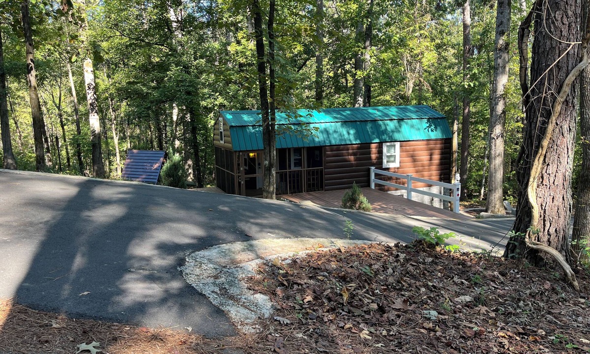 Groveoak Cabin | Close to everything—private launch one minute drive away—