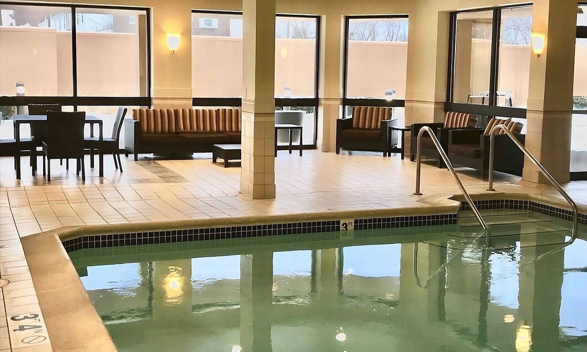 West Dundee Resort | Close to Grand Victoria Casino! FREE Parking, Pool, Pet-Friendly Property!