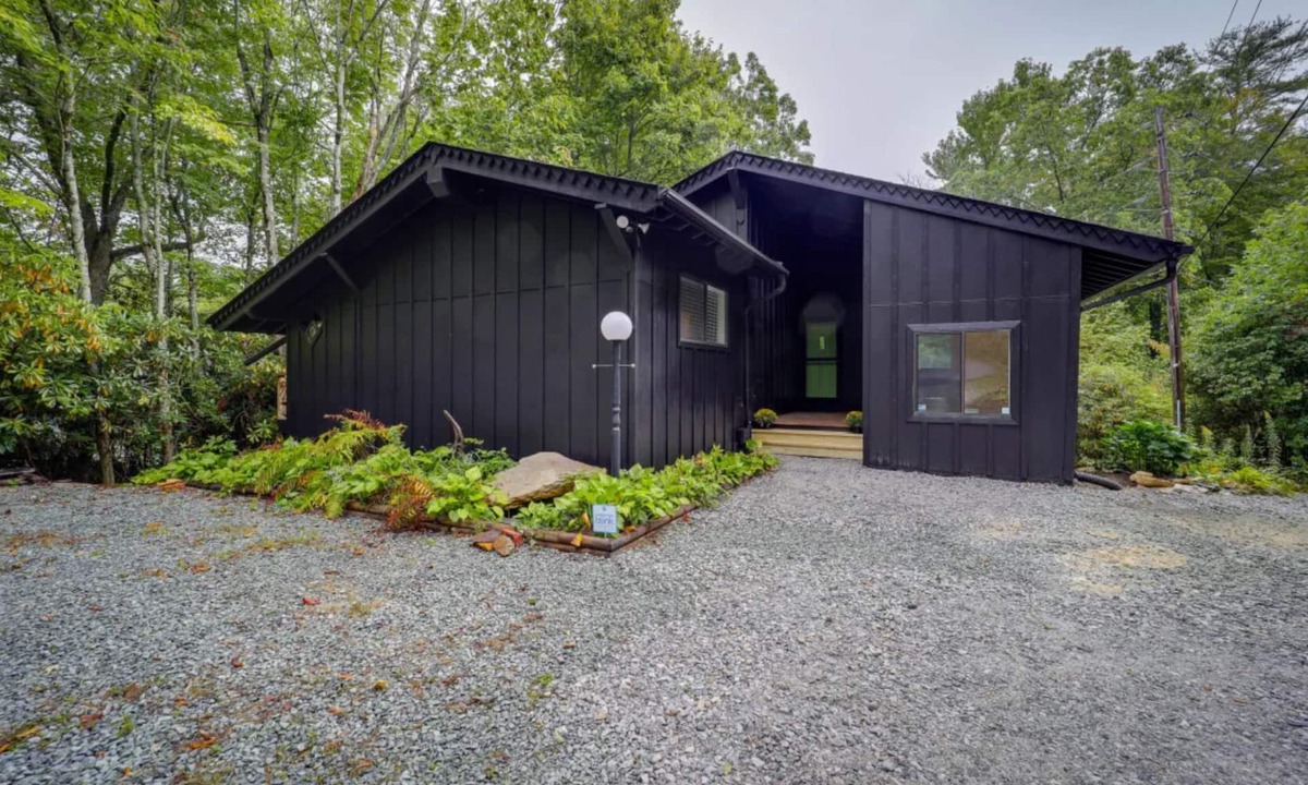 Pineola House | Close to Grandfather mtn, pool, golf, pickleball, hiking and tennis! Sleeps 12