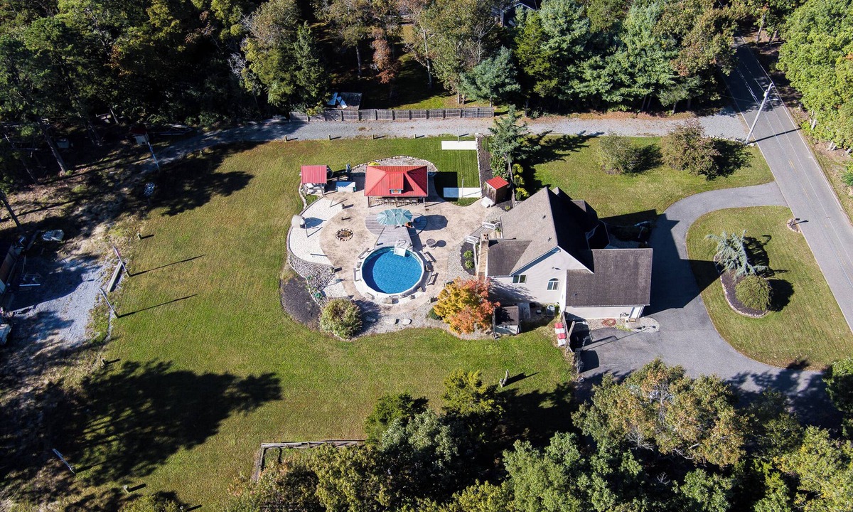 Milmay House | ClubDivot - A Modern Farm Style Home with Pool and Backyard Bar