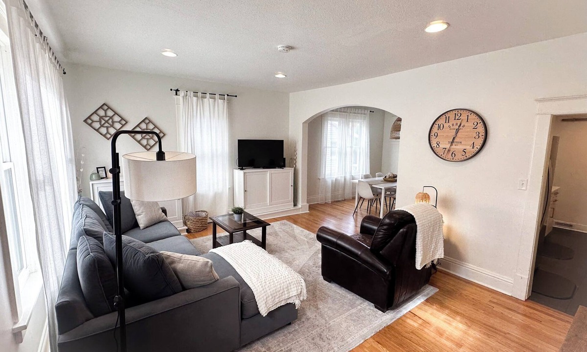 Kutzky Park House | Coastal Charm - 3BR w Recliner, Main Flr Bath and Laundry. Bright and Beautiful