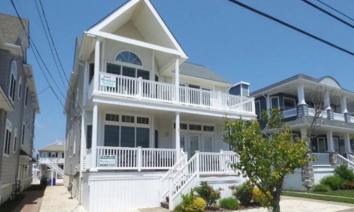 South End House | Coastal living from this spacious 4-bedroom, easy walk to sand and surf
