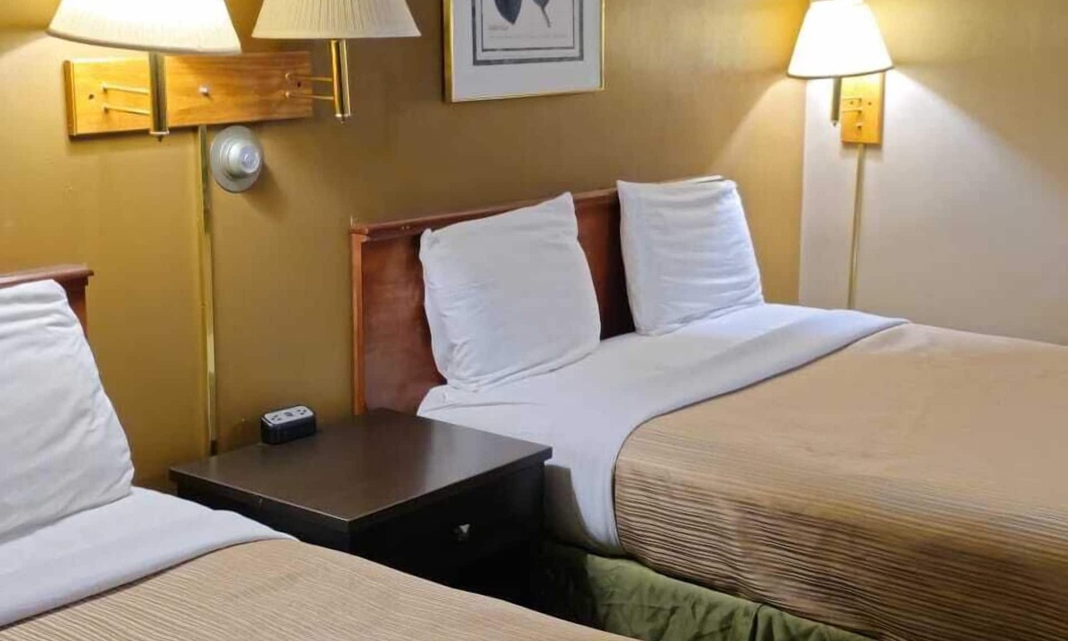 Dyersville Hotel | Colonial Inn Dyersville