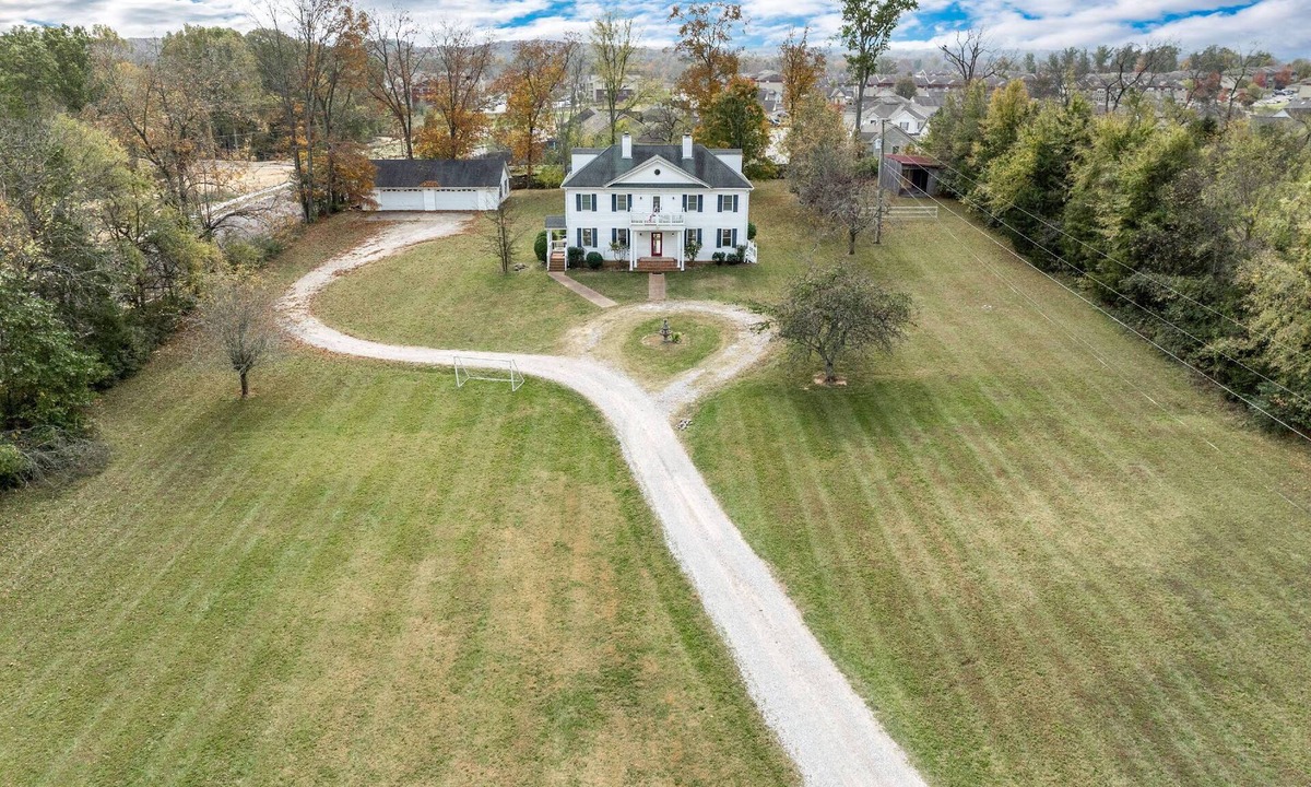 Spring Hill House | Colonial Manor ~ Newly Improved ~ CLEAN ~ Family Estate ~ Easy 30 min drive to Nashville or Franklin