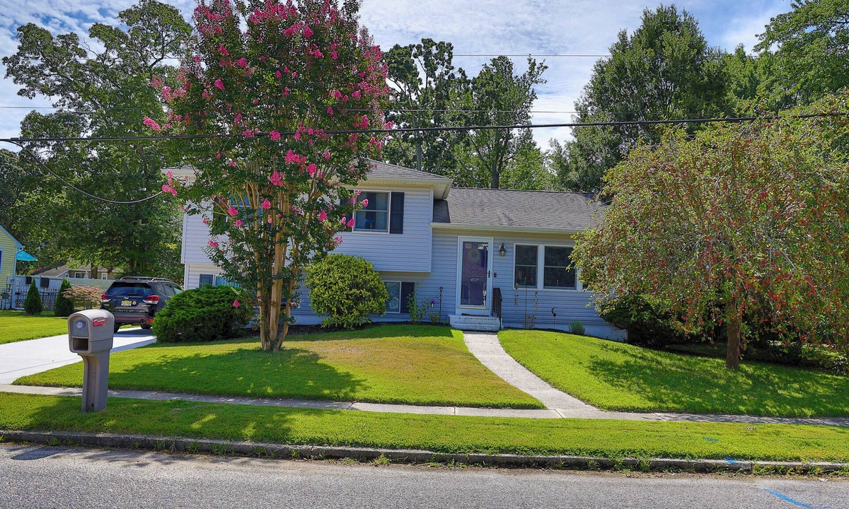 North Cape May House | Come recharge and be minutes from the Delaware Bay, Cape May & Wildwood Beaches.