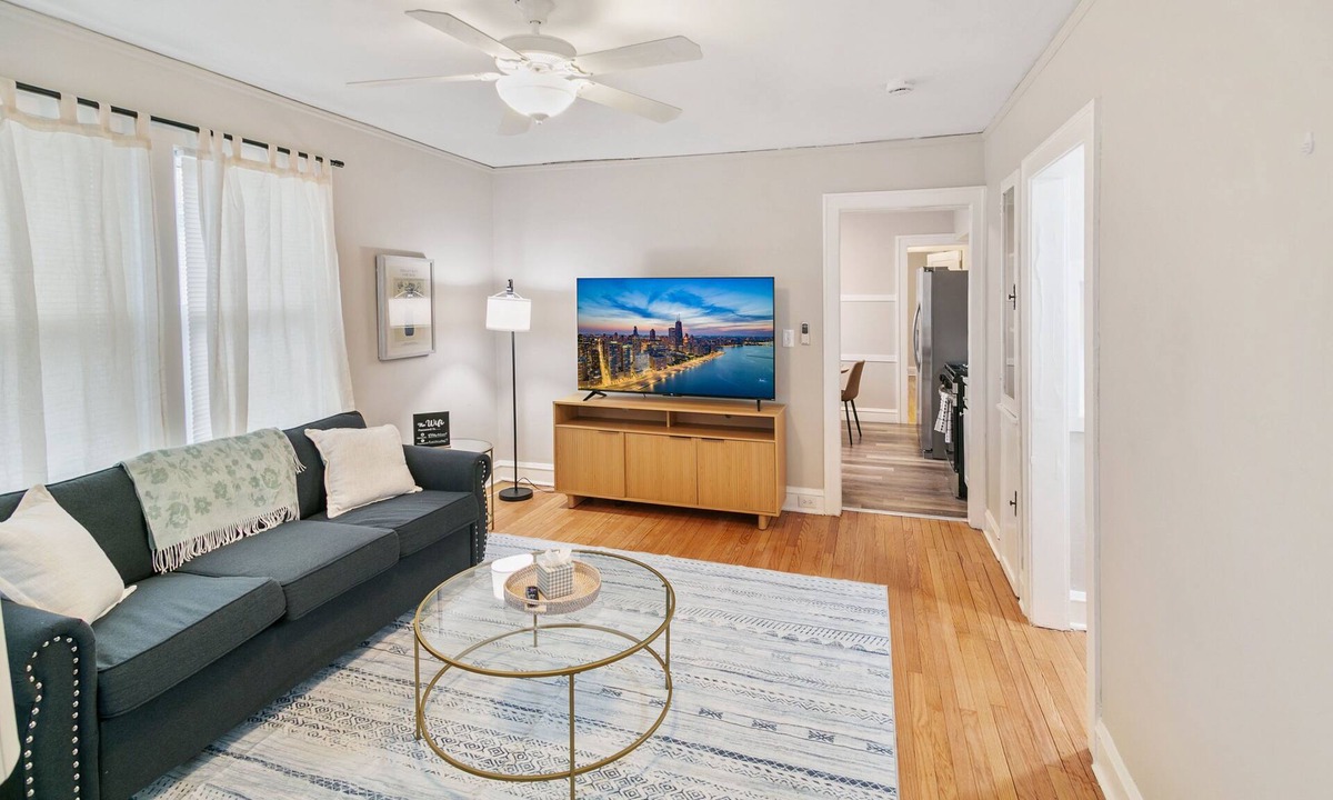 Highwood Apartment | Comfort in Highwood- 4 BRs & steps to the train!