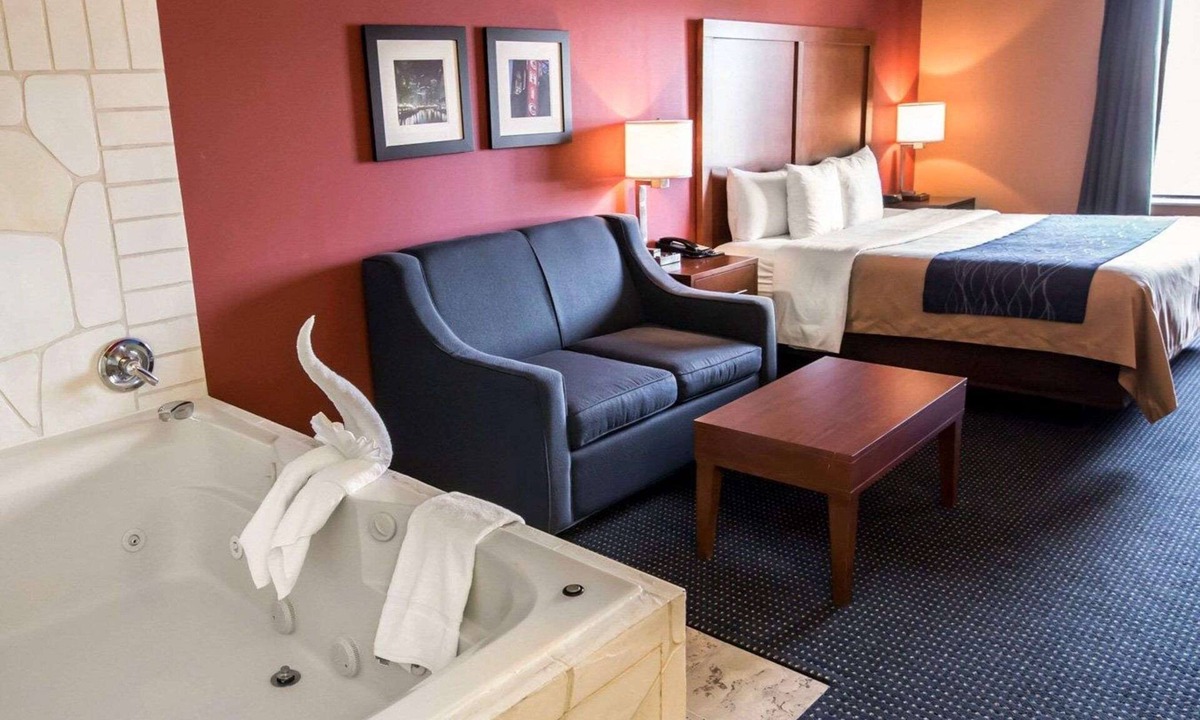 Village of Lakewood Hotel | Comfort Inn Crystal Lake - Algonquin