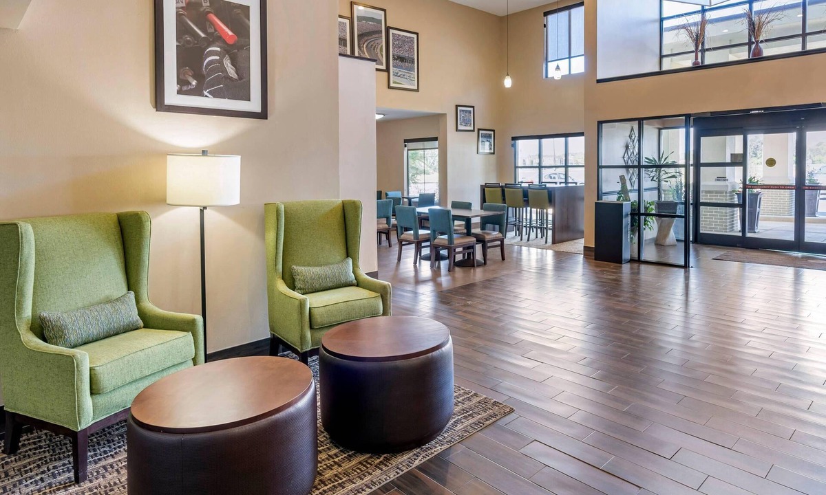 Lincoln Hotel | Comfort Inn & Suites Lincoln I-20