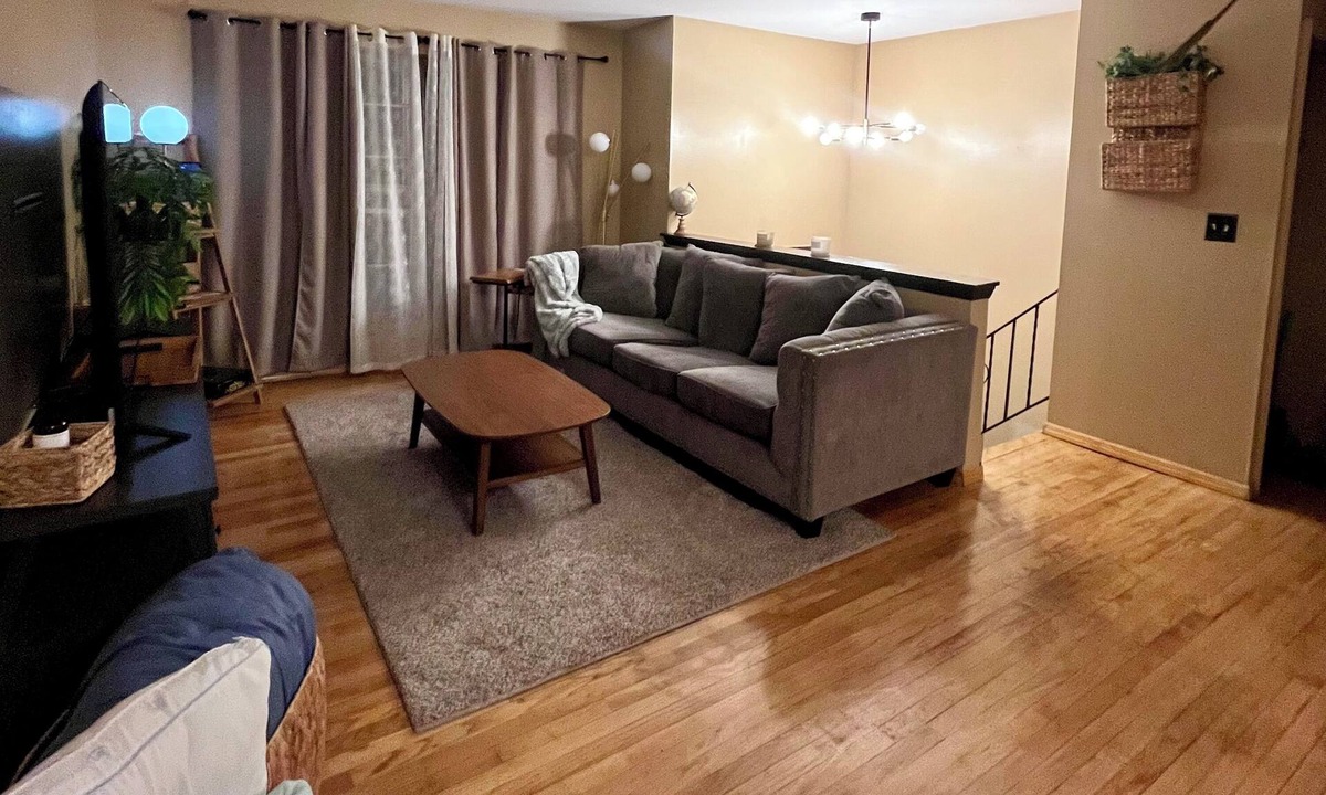 North Chicago House | Comfortable 2 bedroom house near Great Lakes Navy Base ideal for families