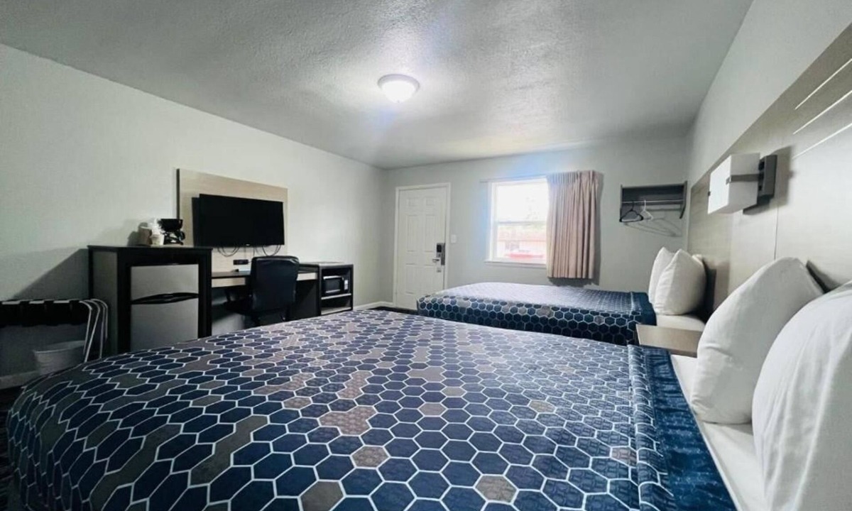 Oskaloosa Hotel | Comfortable 2-Room Stay – Ideal for Working Travelers, Free Parking Included