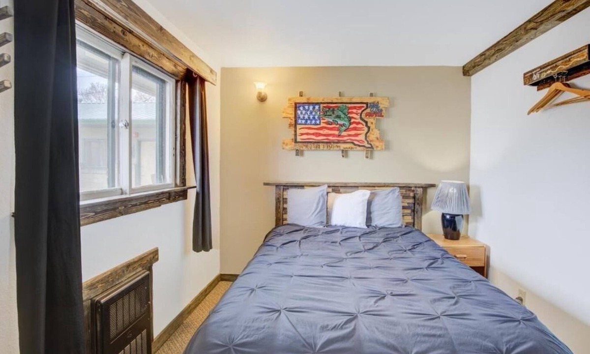 Chamberlain Hotel | Comfortable 3-Room Budget Stay – Short Walk to Restaurants, w/Free Parking