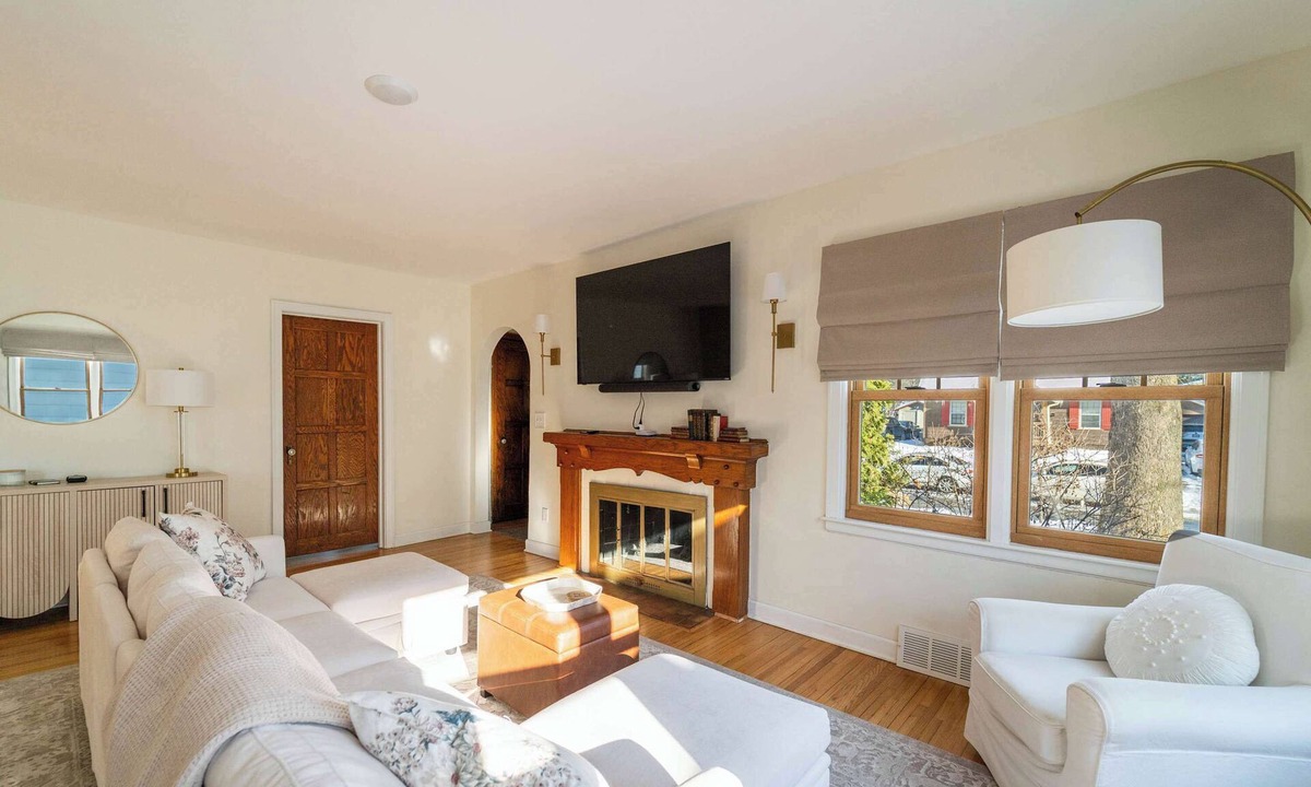 Ames House | Comfortable 5BR Ames Stay Close to Campus
