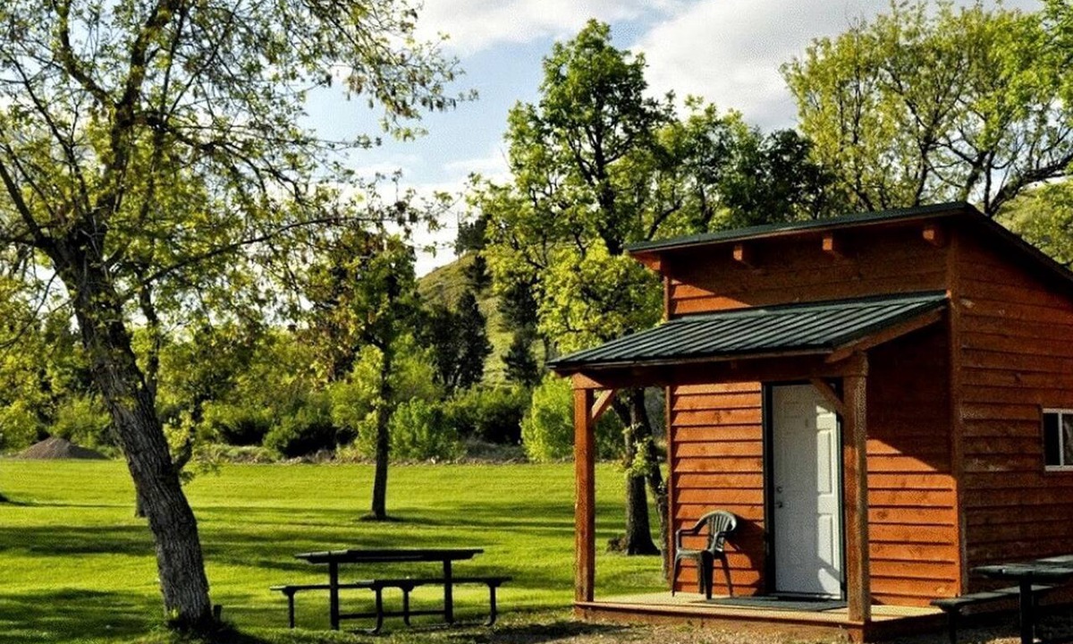 Sturgis Cabin | Comfortable Cabin Perfect for Couples Exploring the Outdoors in Sturgis, South Dakota