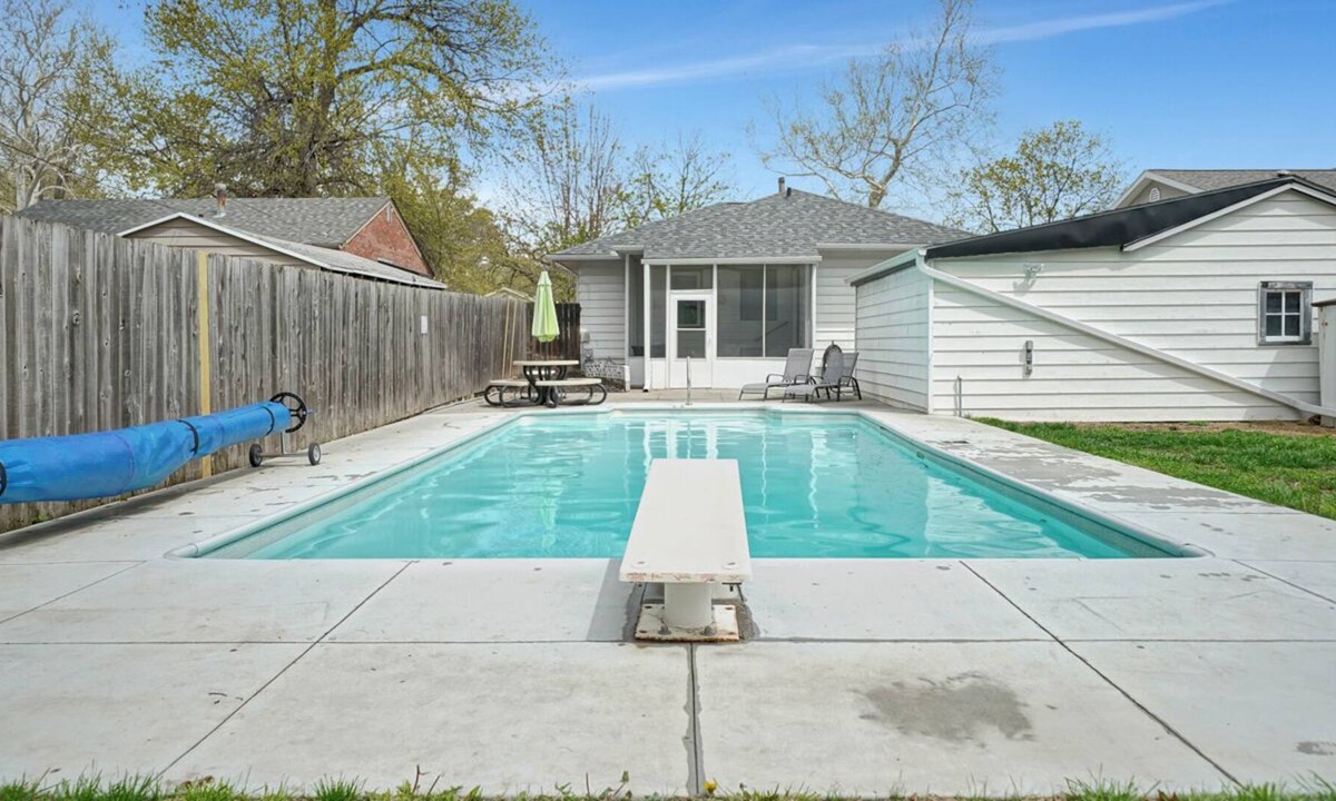 Lincoln House | Comfortable Home Away with Wi-fi + Po