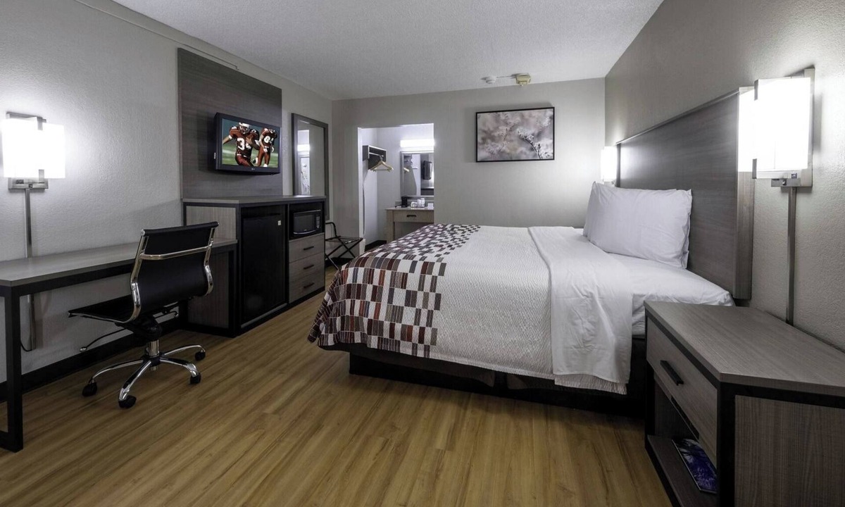 Charlottesville Hotel | Comfortable King Bed Stay Perfect for Exploring Monticello and Charlottesville